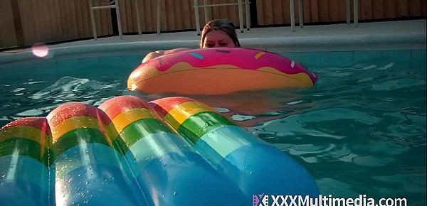  SSBBW Ivy Davenport Stuck In A Pool Inflatable